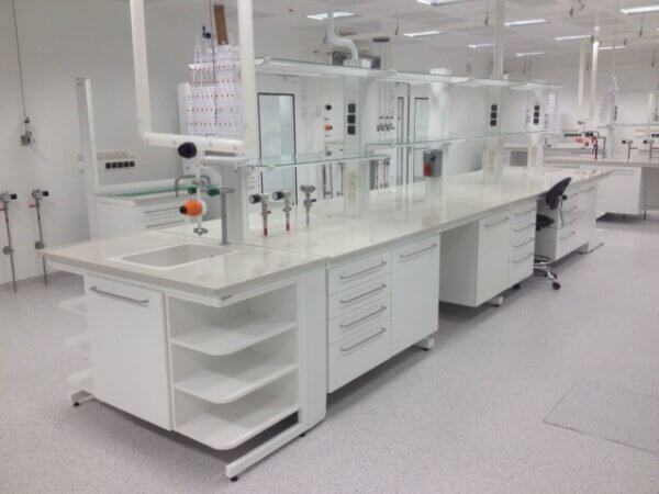Półki narożne w wyspie - Meble laboratoryjne DCD-Lab